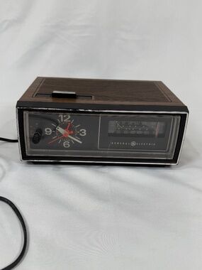 Vintage GE Faux Woodgrain AM/FM Clock Radio Alarm Snooze Retro Decor